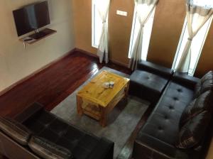 瓜埠斯里特蚌告度假屋的带沙发和咖啡桌的客厅