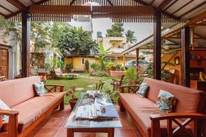 班加罗尔卡萨小屋酒店的天井配有沙发和桌子。