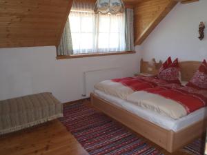 圣沃尔夫冈鲁斯巴赫宝尔酒店的一间卧室配有一张带红色枕头的大床