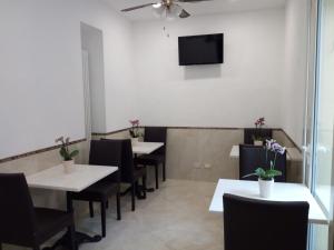 圣玛格丽塔-利古雷Sabini Rentals - Affittacamere的用餐室配有桌椅和平面电视。