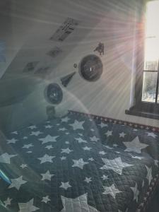 伍珀塔尔伍珀塔尔街边汽车旅馆的卧室配有一张墙上的星星床