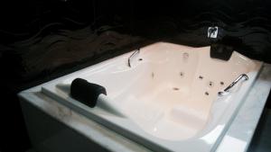 卡塔斯阿塔斯Rez Home Catas Altas的浴室内设有带水龙头的白色浴缸