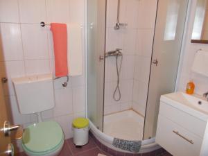 NašiceGuesthouse Ivancica的带淋浴、卫生间和盥洗盆的浴室