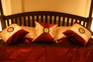奥南海滩托尔马季家庭公寓酒店的一张带红色和白色枕头的床