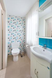 卡尔帕索斯Art Center Apartments的浴室配有白色卫生间和盥洗盆。