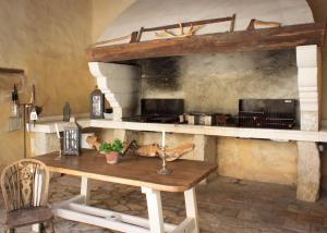 勒托尔加尔默罗住宿加早餐旅馆及spa的一间厨房,内设一张木桌