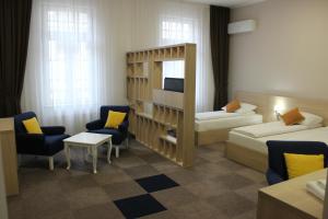 萨拉热窝往事旅舍的酒店客房设有两张床和电视。