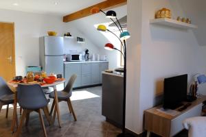 尚普索地区圣博内Appart'hôtel "Le Garage"的一间带桌子的厨房和一间餐厅