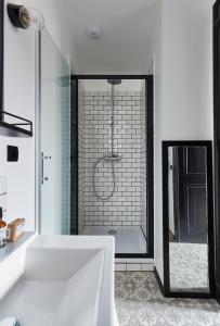 安锡布蒂克酒店的白色的浴室设有浴缸和淋浴。