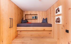 基茨比厄尔Das Reisch的小木屋内一间卧室,配有一张床
