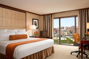 波士顿波士顿千禧国际酒店 的酒店客房设有一张床和一个大窗户
