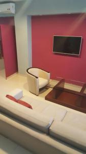 布宜诺斯艾利斯奥玛布宜诺斯艾利斯酒店的一间带卫生间和红色墙壁的浴室