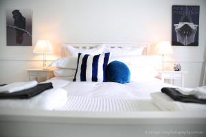 奥兰治桑普森 - 橙色度假屋的一张白色的床,上面有一个蓝色的球