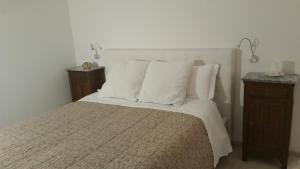 特雷维索达芬妮住宿加早餐旅馆的一间卧室配有带白色床单和枕头的床。