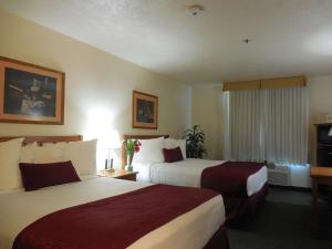 Calexico约翰·杰伊贝斯特韦斯特酒店的酒店客房设有两张床和窗户。