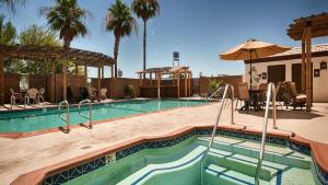 针城科罗拉多河贝斯特韦斯特酒店的棕榈树度假村内的游泳池