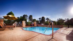 朗维尤贝斯特韦斯特朗维尤酒店的一个带滑梯和遮阳伞的游泳池