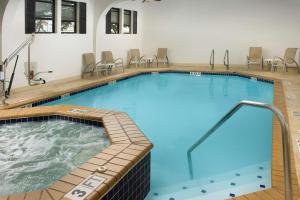 圣安东尼奥阿拉莫套房市区贝斯特韦斯特酒店的在酒店房间的一个大型游泳池