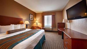 橙县奥兰治贝斯特韦斯特酒店及套房的配有一张床和一台平面电视的酒店客房