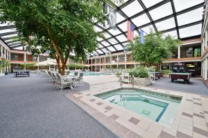 绿湾绿湾贝斯特韦斯特酒店和会议中心的一座带游泳池的庭院