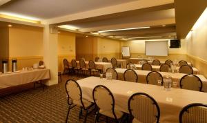 蒙洛里耶摩恩拉瑞贝斯特韦斯特酒店的配有桌椅和讲台的会议室