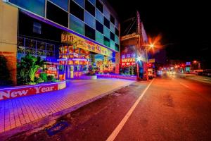 台南温莎堡汽车旅馆 - 仁德馆的夜色浓厚的城市街道