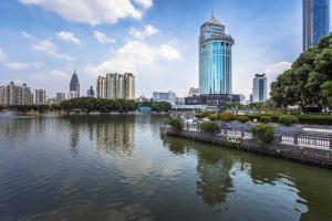 武汉武汉锦江国际大酒店的城市天际线,河流和建筑