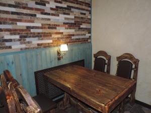科夫罗夫Hotel Uyut in Kovrov的一间带木桌和椅子的用餐室