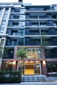 曼谷素坤逸路8号希望之地酒店的公寓大楼的前门打开