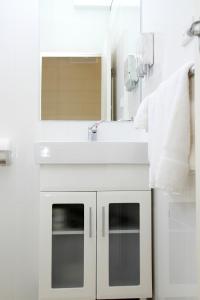 伦马克伦马克汽车旅馆 的白色的浴室设有水槽和镜子