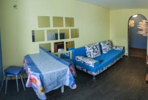 3к Apartment CENTER Oktyabrya 70的休息区