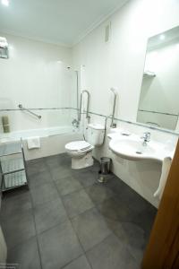 皮苏埃加河畔塞尔韦拉埃尔罗比酒店的一间带水槽、卫生间和镜子的浴室