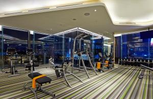 吉隆坡VE Hotel & Residence的享有城市景致的健身房