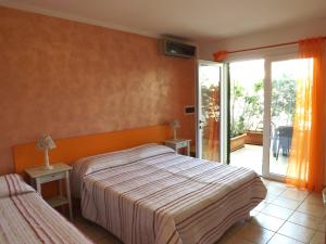 托雷圣乔万尼乌Araucaria的一间卧室设有两张床和滑动玻璃门