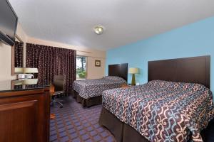 阿德莫尔阿德莫尔经济旅馆的酒店客房配有两张床和一张书桌