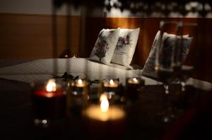 卡什塔涅拉德佩拉Praia das Rocas Bungalows的床上的桌子配有蜡烛和枕头