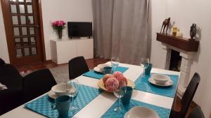 波尔图Vale Formoso Apartment的用餐室配有带盘子和酒杯的桌子