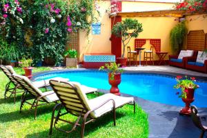 利马Peru Star Apart-Hotel的一个带椅子的庭院和一个游泳池