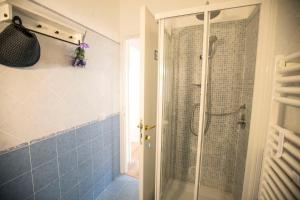 卡萨迪本尼旅馆的一间浴室