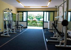 利多迪耶索罗Camping Parco Capraro的健身房设有有氧器材和大窗户