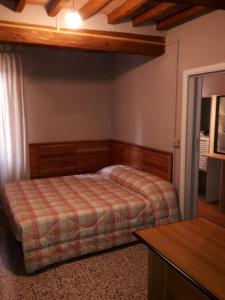 Rolo多索波尔图农场旅馆的一间小卧室,卧室内配有一张床铺