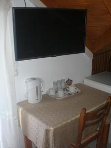 费斯卡尔德宏尼古拉斯客房酒店的桌子,电视机,桌子上杯子,桌子,四面八方
