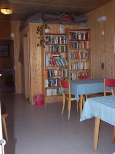 阿克斯普巴格胡斯阿克萨尔酒店的用餐室配有桌子和带书籍的书架