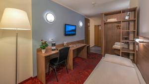 施托克劳凯瑟拉斯特酒店的酒店客房配有书桌和床。