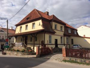 米科瓦伊基Gościniec Król Sielaw的一间白色的大房子,有棕色的屋顶