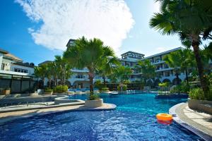 池上日暉國際渡假村的一座棕榈树和建筑游泳池