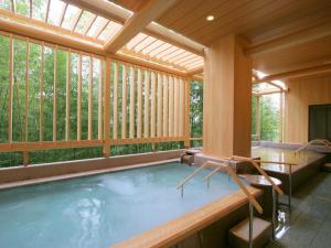 神户有马日式旅馆的一个带大窗户的门廊上的游泳池