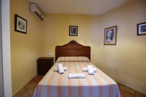 查兹拉德拉谢拉圣贝尼托林孔乡村民宿的一间卧室配有带毛巾的床