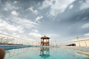 巴特那帕特里普特拉大陆酒店的享有带凉亭的游泳池的景致