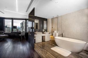 深圳乐酒店的一间浴室